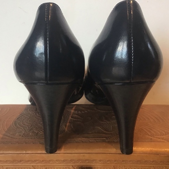 East 5th classic black moderate heel pump reptile embossed cross toe detail 7 - Picture 6 of 8